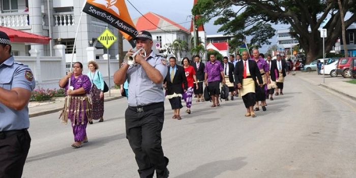 600 Adventist Women Halt Traffic in Tonga