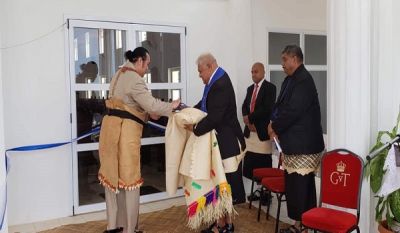 Tama Pilinisi Kalauni Tupouto&#039;a &#039;Ulukalala, Sekelitali Lahi &#039;a e SUTT Dr. Tevita Koloa&#039;ia Havea mo Faifekau Lord Fakatulolo &#039;i hono huufi &#039;o e huufi &#039;a e Falelotu Fungasaione