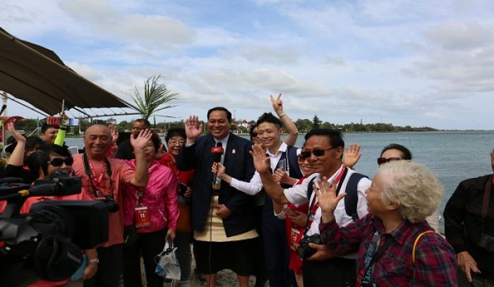 Crown Prince Tupou To&#039;a &#039;Ulukalala with Chinese tourists at Vuna Wharf