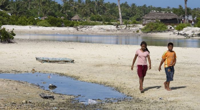 Locals in Tebikenikora, a village in the Pacific island nation of Kiribati. Secretary-General Ban Ki-moon visited the area in 2011 to discuss villagers’ concerns about the effects of climate change on their low-lying land. (Photo: UN Photo/Eskinder Debebe)