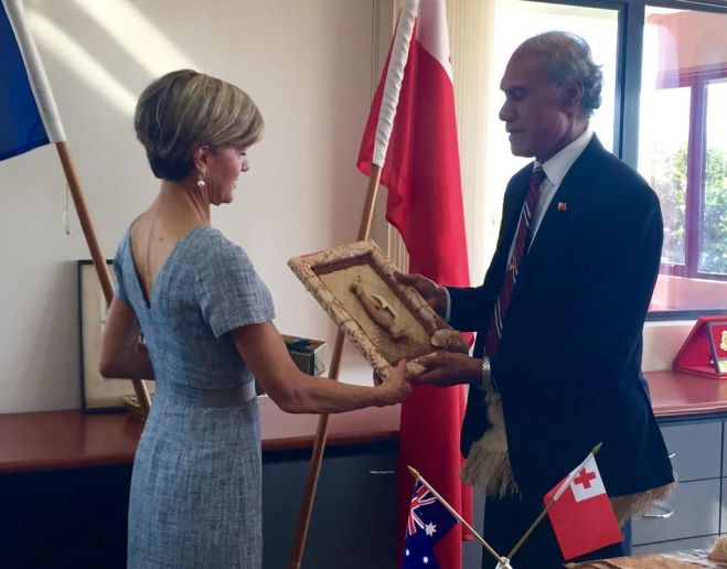 Tonga PM &#039;Akilisi Pohiva presented gift to Australia Foreign Minister Julia Bishop