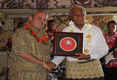 Ko Hon. Justin Tkatchenko ‘o Papua Niukini mo e ‘Eiki Palēmia, Hon. Samuela ‘Akilisi Pohiva ‘o Tonga.