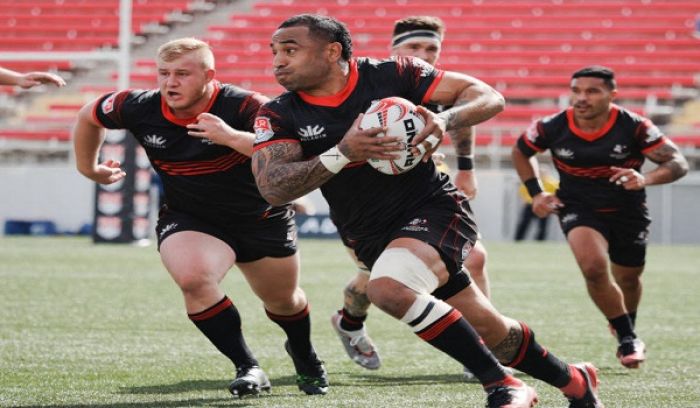 Kapakau 'a e Utah Warriors, Fetu'u Vainikolo (#11) ko 'ene lele-tata'o mei honau laine mita-10 kakalo mei he kau foueti 'a New Egland, pea ne kalofi 'a e haafe, passé loi ka e kalo mei he feesi, mo e le'okolo. (Faita: D. Wilson).
