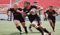 Kapakau &#039;a e Utah Warriors, Fetu&#039;u Vainikolo (#11) ko &#039;ene lele-tata&#039;o mei honau laine mita-10 kakalo mei he kau foueti &#039;a New Egland, pea ne kalofi &#039;a e haafe, passé loi ka e kalo mei he feesi, mo e le&#039;okolo.  (Faita: D. Wilson).