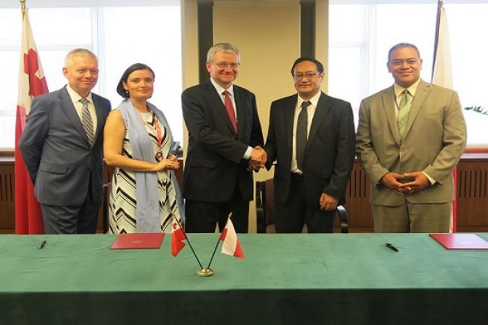 H. E. Mr. Mahe’uli’uli Sandhurst Tupouniua, Permanent Representative of the Kingdom of Tonga to the United Nations shaking hand with the H.E Mr. Bogusław Winid, Permanent Representative of the Republic of Poland to the United Nations in New York (Photo: Radio Poland)