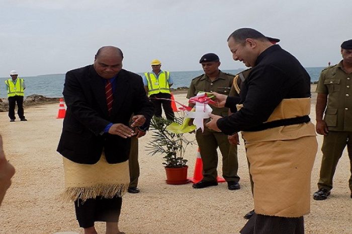 &#039;Ene ‘Afio Tupou VI lolotnga &#039;a e polokalama Tanupou Uafu Fakalotofonua Kuni Sālote. &#039;Oku ha e he &#039;imisi taa ni mo Pesalili Tuiano ko e CEO Le&#039;ole&#039;o Potungāue Ngaahi Ngāue Lalahi