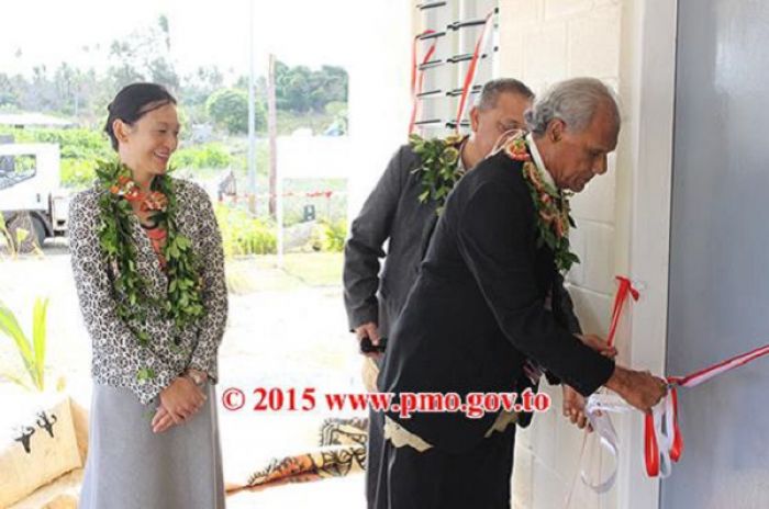 Palemia &#039;Akilisi Pohiva &#039;i hono Fakaava Faleako Lautohi Pule&#039;anga Fakakai. &#039;Oku ha he taa &#039;a Sarah Walsh Talafekau Lahi &#039;a Nu&#039;usila ki Tonga