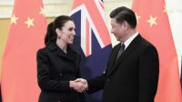 PM Jacinda Ardern (mata‘u) ‘o Nu‘usilá mo Palesiteni XI Jinping ‘o e Paati Kominiusi ‘o Siainá ‘i he Great Hall of the People ‘I ‘Epeleli 1, 2019, Beijing, China. (Faitā: Getty Images). 