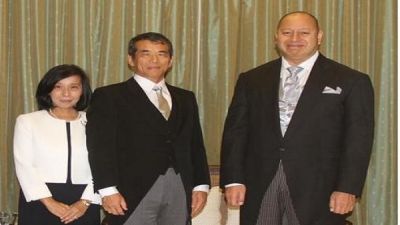 Madam MUNENAGA Yoshiko, His Excellency Mr. MUNENAGA Kensaku and His Majesty King Tupou VI