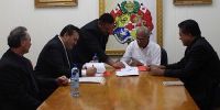 Roger Piki reperesenting Tahu Whaoa iwi in signing agreement with Prime Minister of Tonga &#039;Akilisi Pohiva to ake over Tonga Forests Products