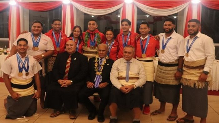 Tangata’eiki Palēmia ‘o Tongá Samiuela ‘Akilisi Pohiva, Minisitā Sipoti Dr. Saia Piukala, Minisitā Ako Penisimani Fifita mo e kau ma'u metali koula 'i he Sipoti 'a e Pasifiki 2019