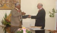 Exchanging of gift by Tonga&#039;s Speaker, Lord Tuivakano with Speaker of Germany Bundestag, Professor Dr. Norbert Lammert. Photo: Legislative Assembly of Tonga