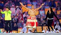 Pita Taufatofua took center stage during Julia Michaels and Kygo’s performance of their hit “Carry Me,” dancing as the water hit his oiled-up muscles.