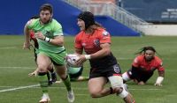 Ko e sekeni-5/8 Dylan Audsley (#11) ‘o e San Diego Legion mo e pulú mei he avangi ‘e Ma‘a Nonu (tu‘ulutui mei mui) ‘enau ‘oho-kai faka‘osí, pea toki tēkolo‘i ‘e he ongo malu‘i kolo ‘a Seattle. Pea ‘ave ai ‘e Audsley ki he loka Jasa Veremalua (#6) ‘o ne lele‘i ki he laine tata‘ó. (Faitā: Griff Lacey/San Diego Legion).