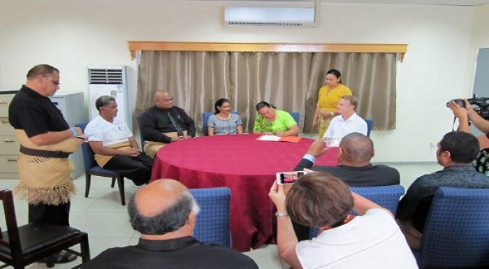 ‘I he ta ‘oku ‘asi ‘i he tepile fuopotopoto mei to’omata’u: David Fay (ADB), Mrs. Lupe Matoto (Acting CEO, MEIDECC) lolotonga fakamo’oni e tohi aleapau, Ms. Linda Lal (USP), Mr. Fangufangumana Latu (USP), Mr. ‘Isikeli Oko (MET)