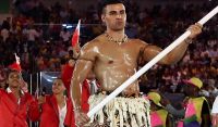 Pita Taufatofua &#039;oku ne takai lolo mo vala tapa&#039;i ngatu &#039;i he&#039;ene to&#039;o &#039;a e fuka Tonga