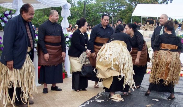 &#039;Ene &#039;Afio Tupou VI, Kuini Nanasipau&#039;u, Pilinisi Kalauni mo Pilinisesi Sinaitakala, mo Pilinisi Ata hili &#039;a e me&#039;afaka&#039;eiki &#039;o Motu&#039;apuaka. Faita &#039;a Sione Mokofisi